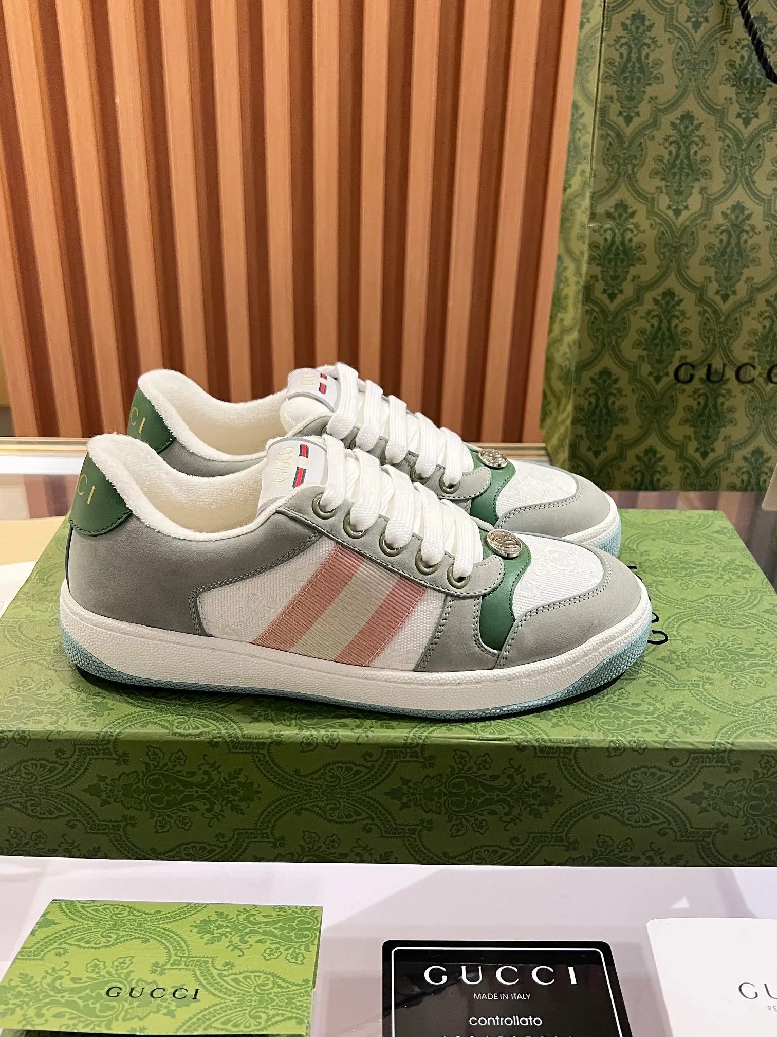 👟👟Ex-factory price 540👟👟 ⚡️Gucci Dirty Shoes Top factory quality, impeccable at the counter, the comfort is incredible. Retro distressed elements, washed retro logo on the tongue, metal double LOGO, 99% recognizable, full of Gucci elements; terry cloth lining, cowhide foot pads and 3mm latex are much more comfortable than real leather shoes. Environmentally friendly TPU wear-resistant outsole, soft and elastic. The inside of the tongue is made of imported elastic bands, which have great tension and won't strangle your feet. I don't develop the shoes without the original version. Only by getting the original version can the shoes be accurate and beat the market version instantly. Every stitch and every stitch is very tight and full. The debugging process is the most painstaking and requires no less than a hundred modifications before it is adjusted to the perfect state so that it can be worn comfortably by all foot types! Size 35-40 women’s model)